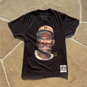 Cooperstown Collection Roberto Clemente Shirt Black/Yellow Size M